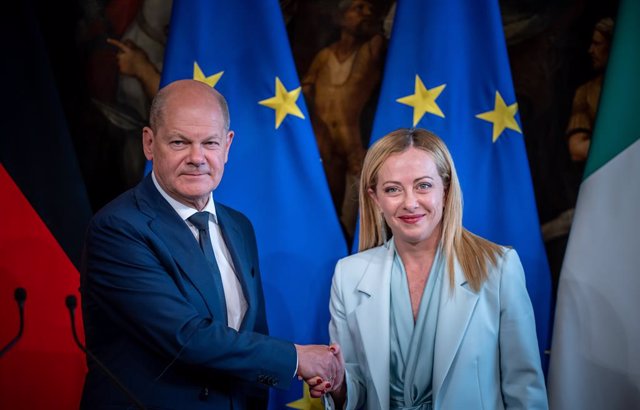 08 June 2023, Italy, Rome: German Chancellor Olaf Scholz (L) and Italian Prime Minister Giorgia Meloni shake hands at the end of a joint press conference following their meeting in Rome. It is the chancellor's first visit to Rome since Meloni, the party l