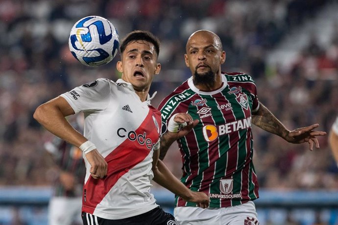 Pablo Solari, de River Plate, disputa un balón con el futbolista brasileño del Fluminense Felipe Melo.