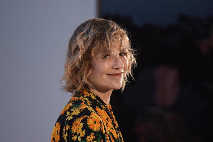 La actriz Isabelle Huppert posa en el photocall de la presentación de la película Un blanco fácil en el Institut franais de Madrid, a 7 de junio de 2023, en Madrid (España). 