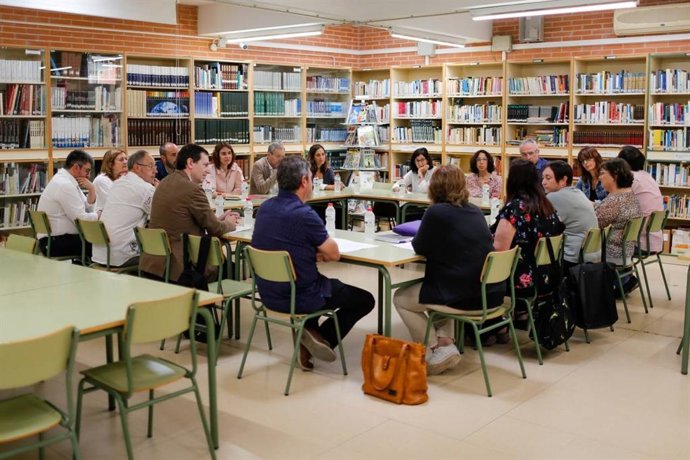 La consellera Gemma Ubasart amb el grup de treball del departament d'Educació i el Memorial Democrtic (DEMD)
