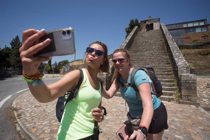 Archivo - Dos jóvenes se hacen una fotografía juntas durante el Camino de Santiago, a 15 de junio de 2021, en Portomarín, Lugo, Galicia, (España). Como consecuencia de una mejoría en la evolución de la situación epidemiológica del Covid-19 en Galicia, l