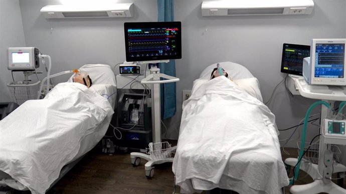 Archivo - Dos maniquíes simulan ser pacientes en la a primera unidad móvil del mundo de Cuidados Intermedios Respiratorios (UCRI) presentada en Bilbao.