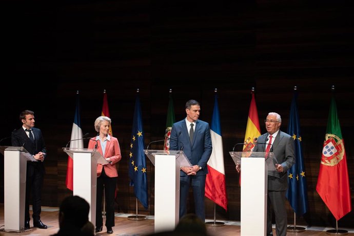 Archivo - (I-D) El presidente de Francia, Emmanuel Macron; la presidenta de la Comisión Europea, Ursula Von Der Leyen; el presidente del Gobierno de España, Pedro Sánchez y el primer ministro de Portugal, Antonio Costa, durante una declaración conjunta 
