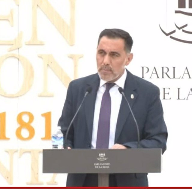 El presidente del Parlamento de La Rioja, Jesús María García, interviene en el pregón del Día de La Rioja