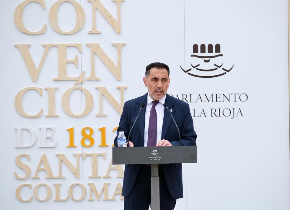 El presidente del Parlamento de La Rioja, Jesús María García, interviene en el pregón del Día de La Rioja