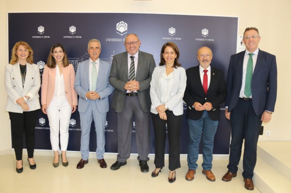 Autoridades académicas y municipales presentes en la firma del convenio.