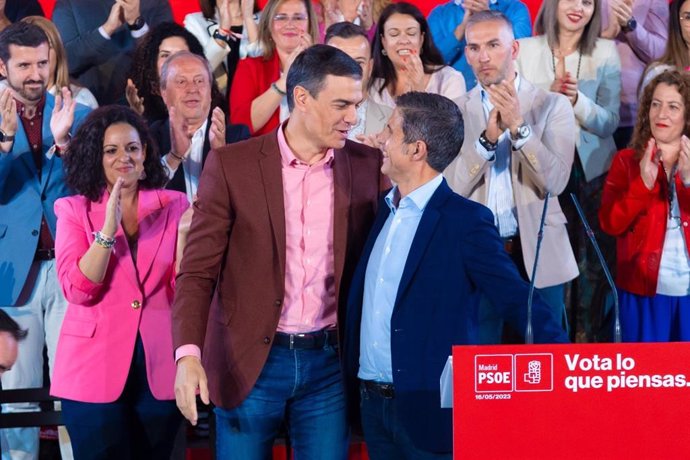 El secretario general y candidato del PSOE a la Alcaldía de Alcalá de Henares, Javier Rodríguez Palacios, junto a Pedro Sánchez en un mitin en Alcalá de Henares