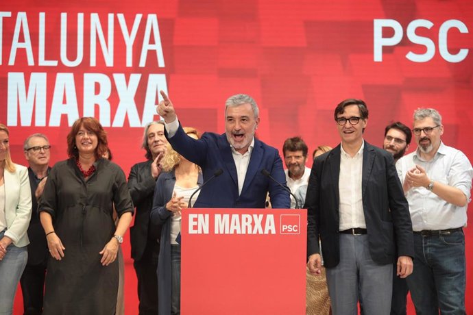 El candidato del PSC-PSOE a la Alcaldía de Barcelona, Jaume Collboni (i) y el líder del PSC, Salvador Illa (d), durante el seguimiento de la jornada electoral en la sede del PSC, a 28 de mayo de 2023, en Barcelona, Cataluña (España).