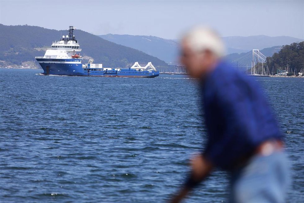 El buque de inspección del pecio del 'Villa de Pitanxo', el Artabro, a su salida del Puerto de Vigo, a 17 de mayo de 2023, en Vigo, Pontevedra, Galicia (España). El barco ha salido del Puerto de Vigo a lo largo del día de hoy con el objetivo de inspec