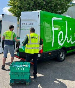 Using IFCO reusable packaging containers, volunteers unload Felix van.