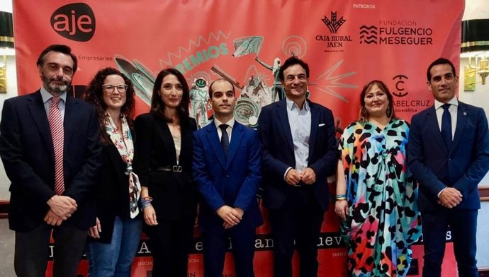 El candidato del PP a la Alcaldía de Jaén, Agustín González, tercero por la derecha, con miembros de la AJE de Jaén en su gala anual de premios.