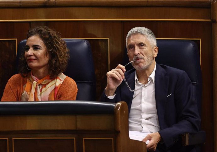 Archivo - La ministra de Hacienda, María Jesús Montero y el ministro de Interior, Fernando Grande-Marlaska, durante una sesión plenaria en el Congreso de los Diputados, a 13 de octubre de 2022. (Foto de archivo).