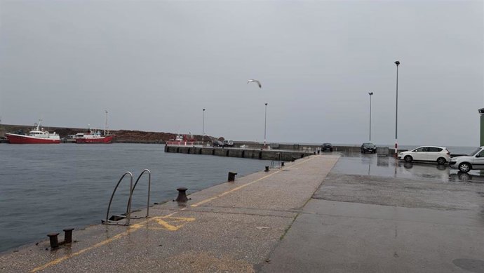 Zona en la que un agente rescató a una persona de mediana edad en Burela (Lugo), zona de la lonja.