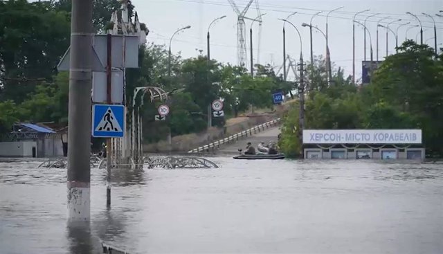 Inundaciones en Jersón tras la destrucción de la presa de Nueva Kajovka (Ucrania)