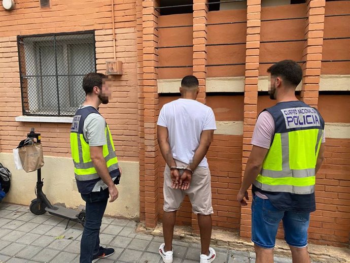 Un detenido y más de 180 identificados en un dispositivo policial en los barrios de la Fuente de San Luis y la Fuensanta de Valncia.