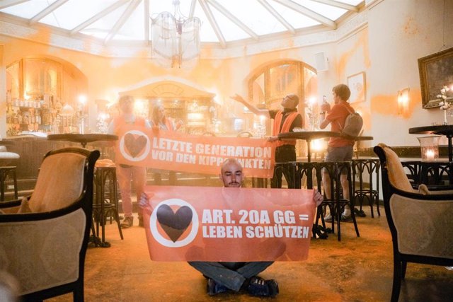 Activistas climáticos de Last Generation rocían de pintura un hotel de lujo en la isla alemana de Sylt
