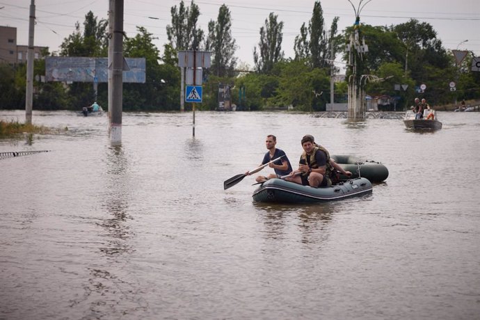 Las fuerzas de emergencia de Ucrania utilizan un bote flotador para evacuar a los residentes atrapados en el agua en Jersón