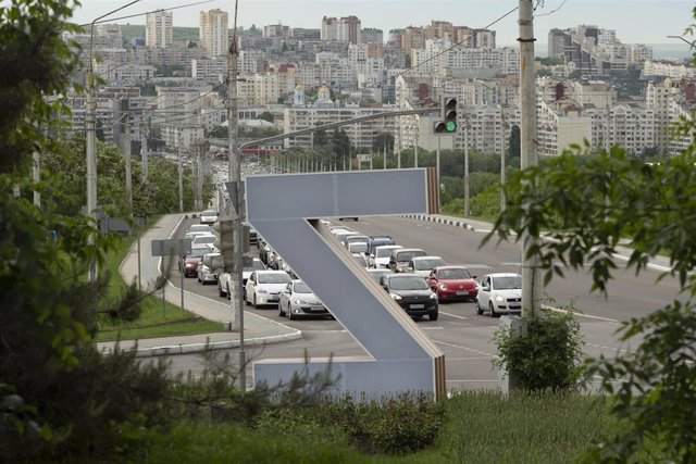Archivo - Vehículos en la ciudad rusa de Belgorod, situada cerca de la frontera con Ucrania