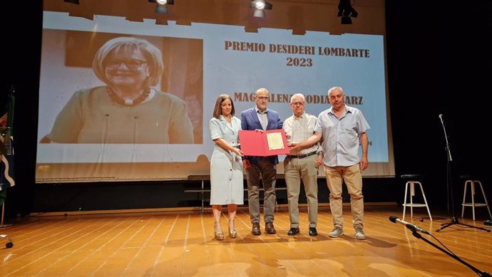 El consejero de Educación, Cultura y Deporte del Gobierno de Aragón, Felipe Faci, entrega el premio a los familiares de Magda Godia.