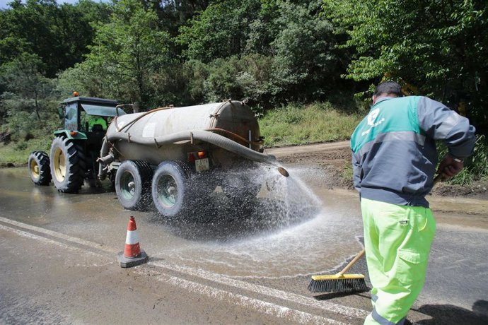 Un operario hace frente a los efectos de las lluvias torrenciales en Lugo.