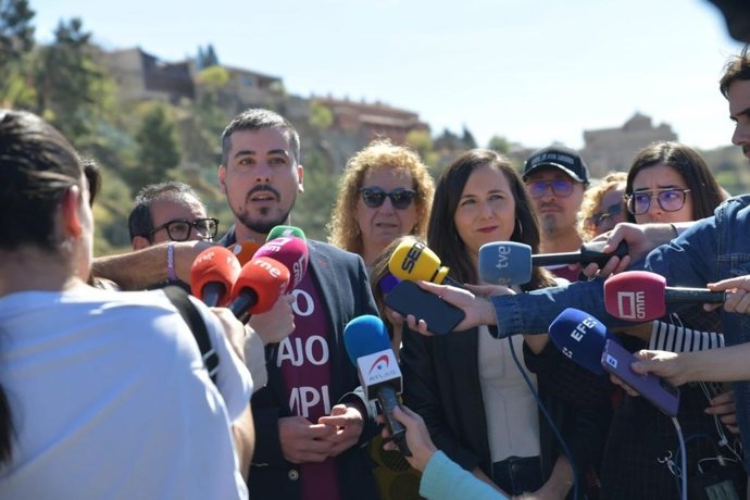 Archivo - La secretaria general de Podemos y Ministra de Derechos Sociales y Agenda 2030, Ione Belarra, y el candidato a la Presidencia de la Junta de Castilla-La Mancha por Unidas Podemos, José Luis García Gascón, en Toledo.