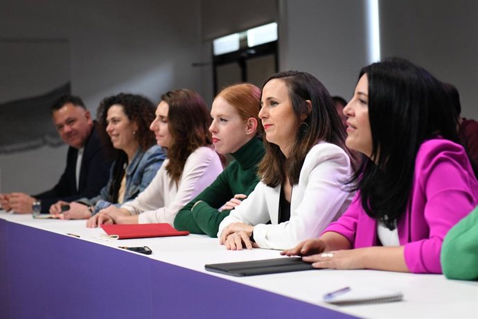 Archivo - (4I-D) La secretaria Organización de Podemos, Lilith Verstrynge; la ministra de Derechos Sociales y Agenda 2030, Ione Belarra; y la eurodiputada de la formación, Idoia Villanueva; en en la sede del partido, a 1 de abril de 2023, en Madrid, (Es