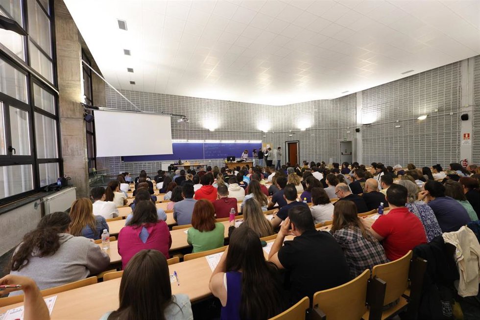 Archivo - Numerosas personas realizan las pruebas de acceso a Correos, en la Facultad de Biológicas de la Universidad Complutense de Madrid, a 7 de mayo de 2023, en Madrid (España). 