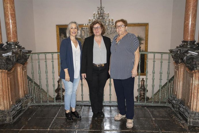 La delegada de Igualdad en funciones, Alba Doblas (centro), junto a miembros de Todes Córdoba.