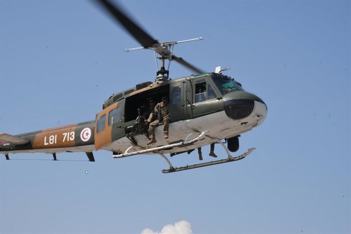 Archivo - Un helicóptero militar de Túnez