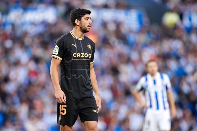 Archivo - Cenk Ozkacar of Valencia CF looks on during the La Liga Santander match between Real Sociedad and Valencia CF at Reale Arena on November 6, 2022, in San Sebastian, Spain.