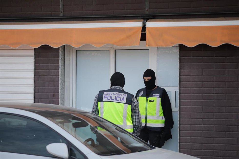 Dos agentes de la Policía Nacional en la puerta de un domicilio, 23 de mayo de 2023, en Melilla (España). 