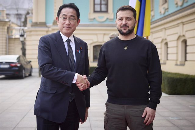 Archivo - El primer ministro japonés, Fumio Kishida, y el presidente de Ucrania, Volodimir Zelenski.