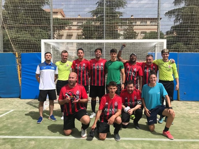 El equipo de Madrid celebrando su título de campeón de España de fútbol 5 para ciegos de 2022