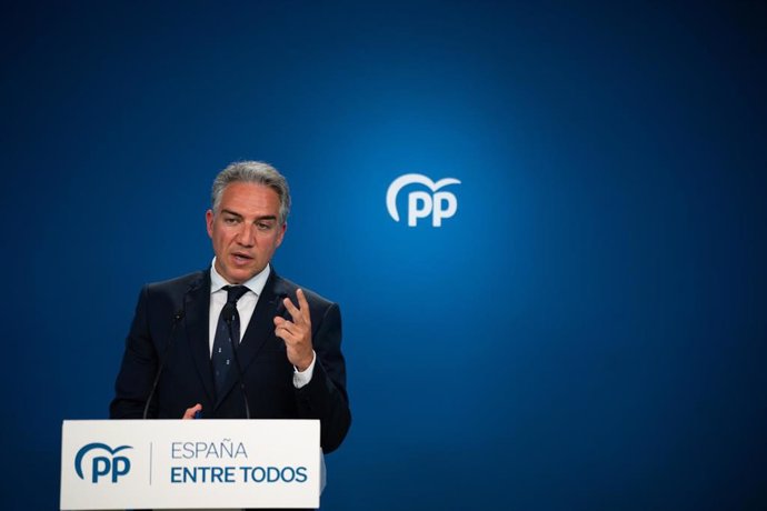 Archivo - El coordinador general del PP y director de campaña, Elías Bendodo, ofrece una rueda de prensa, en la sede del PP, a 3 de mayo de 2023, en Madrid (España).