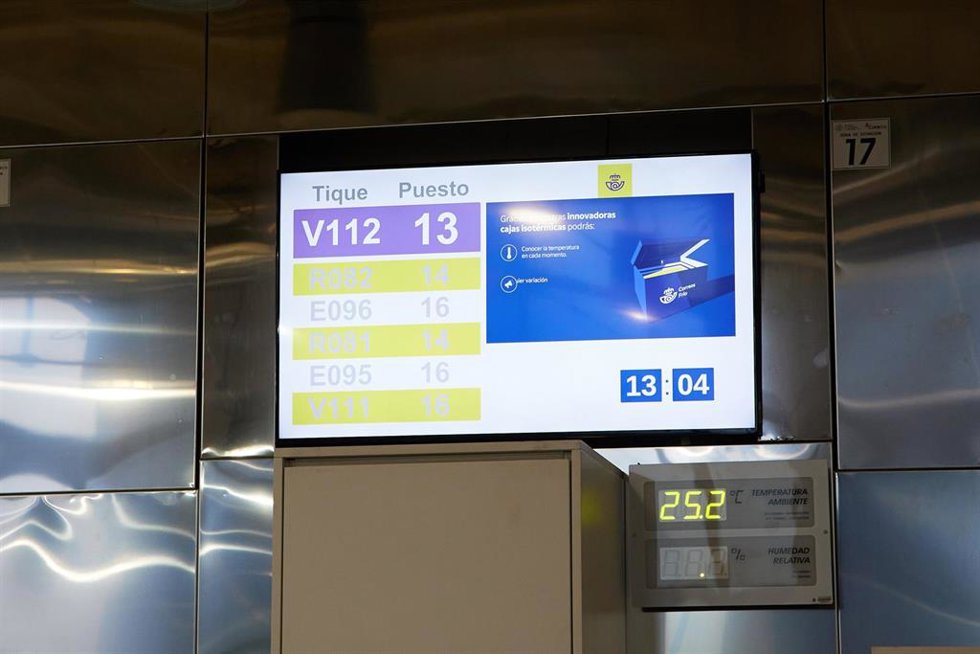Número de ticket con su puesto correspondiente en la televisión en la oficina de Correos