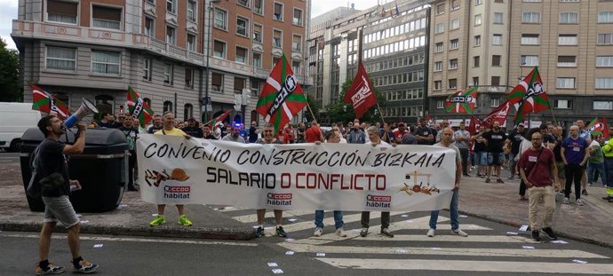 Concentración de CCOO de la Construcción de Bizkaia en Bilbao