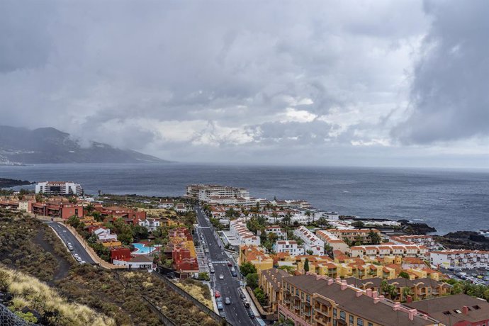 Nubes bajas por la borrasca 'Óscar', a 6 de junio de 2023, en La Palma, Santa Cruz de Tenerife, Canarias (España). La Agencia Estatal de Meteorología (Aemet) ha alertado a una docena de provincias del norte peninsular y Canarias del riesgo por lluvias y