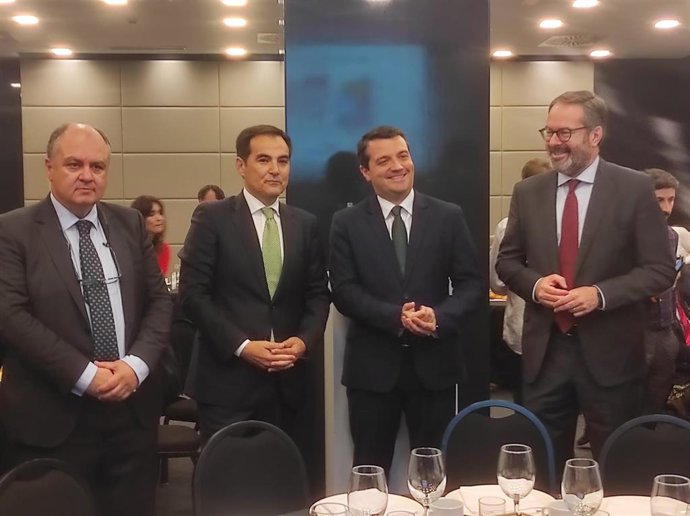 José Antonio Nieto (segundo por la izquierda) antes de la conferencia.