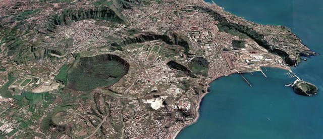 Archivo - Múltiples cráteres volcánicos cubren el 'Campi Flegrei' cerca de Nápoles (Italia)