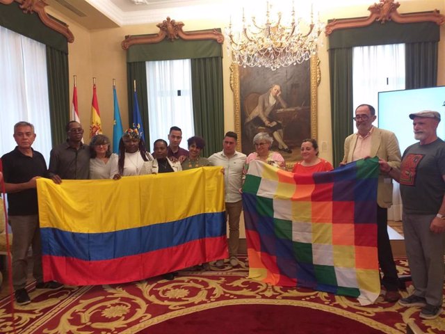 La alcaldesa de Gijón en funciones, Ana González, recibe en el Ayuntamiento a la delegación de defensores de derechos humanos de Colombia