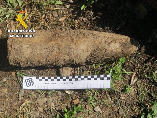 El proyectil de artillería rompedor de 105 milímetros de calibre encontrado en el interior de un muro en Viforcos (León)