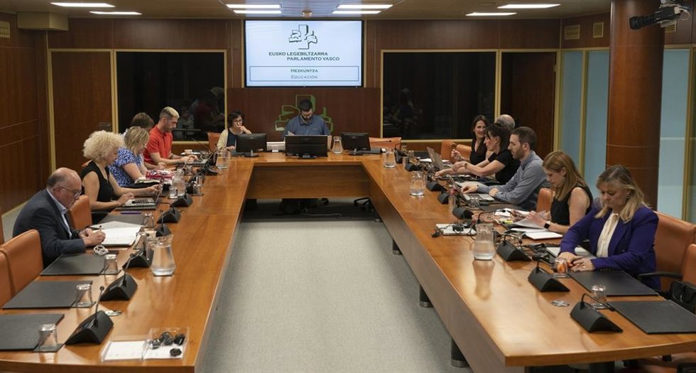 Una representación de EHIGE ha comparecido este viernes ante la Comisión de Educación