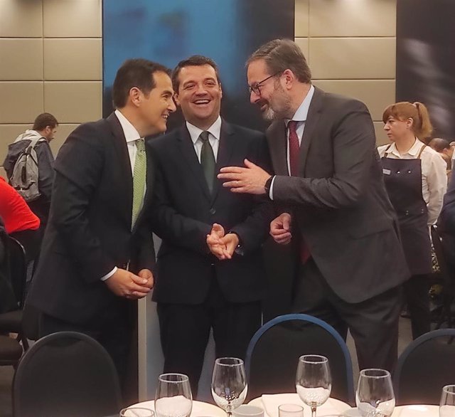 Nieto (izda.) habla con el alcalde de Córdoba, José María Bellido (centro) y el delegado de la Junta en Córdoba, Adolfo Molina.