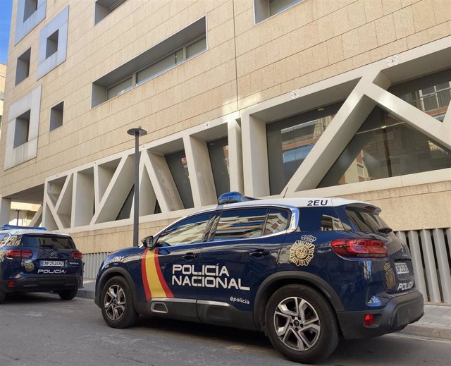 Archivo - Imagen de un vehículo de la Policía Nacional en Alicante.