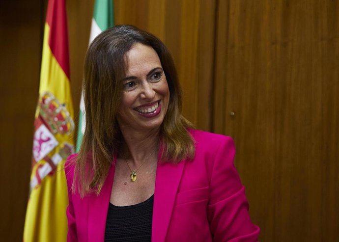 La consejera de Fomento, Articulación del Territorio y Vivienda, Rocío Díaz, en comisión parlamentaria