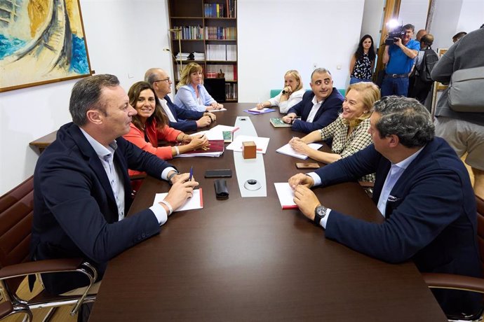 Reunión de los equipos negociadores de PP y PRC en el Parlamento de Cantabria.