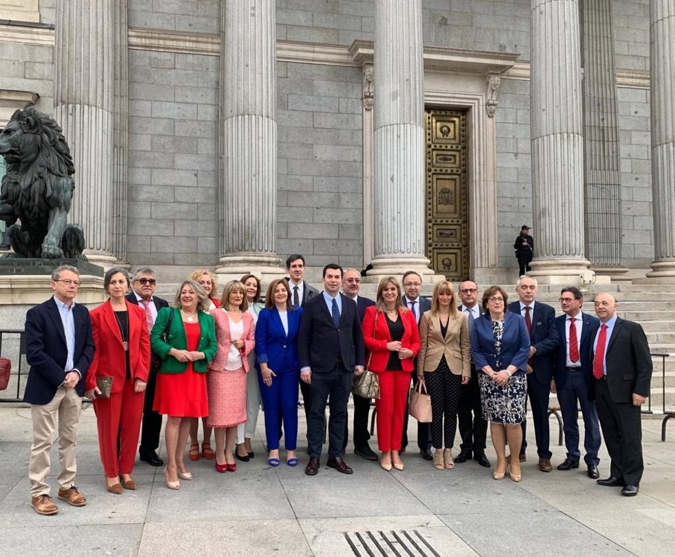 El que fuera secretario xeral del PSdeG, Gonzalo Caballero, con los diputados y senadores en la toma de posesión en 2029