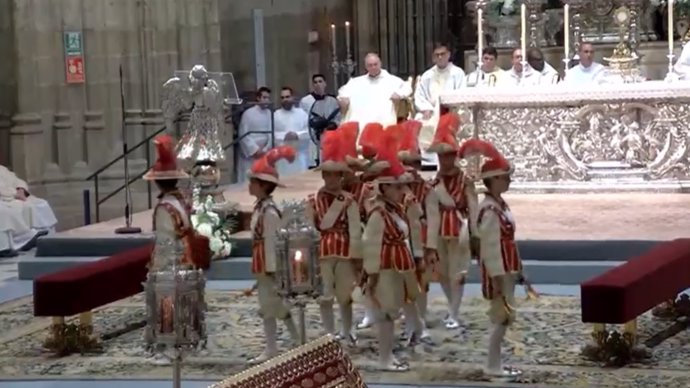 Baile de los seises en la misa en la Catedral con motivo del día del Corpus en Sevilla, cuya procesión en la calle fue suspendida por las lluvias. 