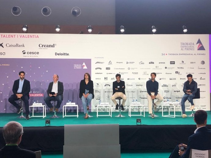 El ceo de Zeleros, David Pistoni; el cso de Onalabs, Xavier Muñoz; la ceo de Venvirotech, Noelia Márquez; el director comercial de Robingood, Luis Font, y el responsable de arquitectura de Woodea, Pablo Saiz, en la 34 Trobada Empresarial al Pirineu
