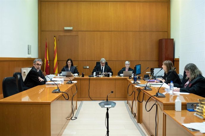 El abogado de Dani Alves, Cristóbal Martell Pérez-Alcalde (1i), durante la vista de apelación de la nueva petición de defensa del futbolista Dani Alves, en la Audiencia de Barcelona, a 9 de junio de 2023, en Barcelona, Catalunya (España). 